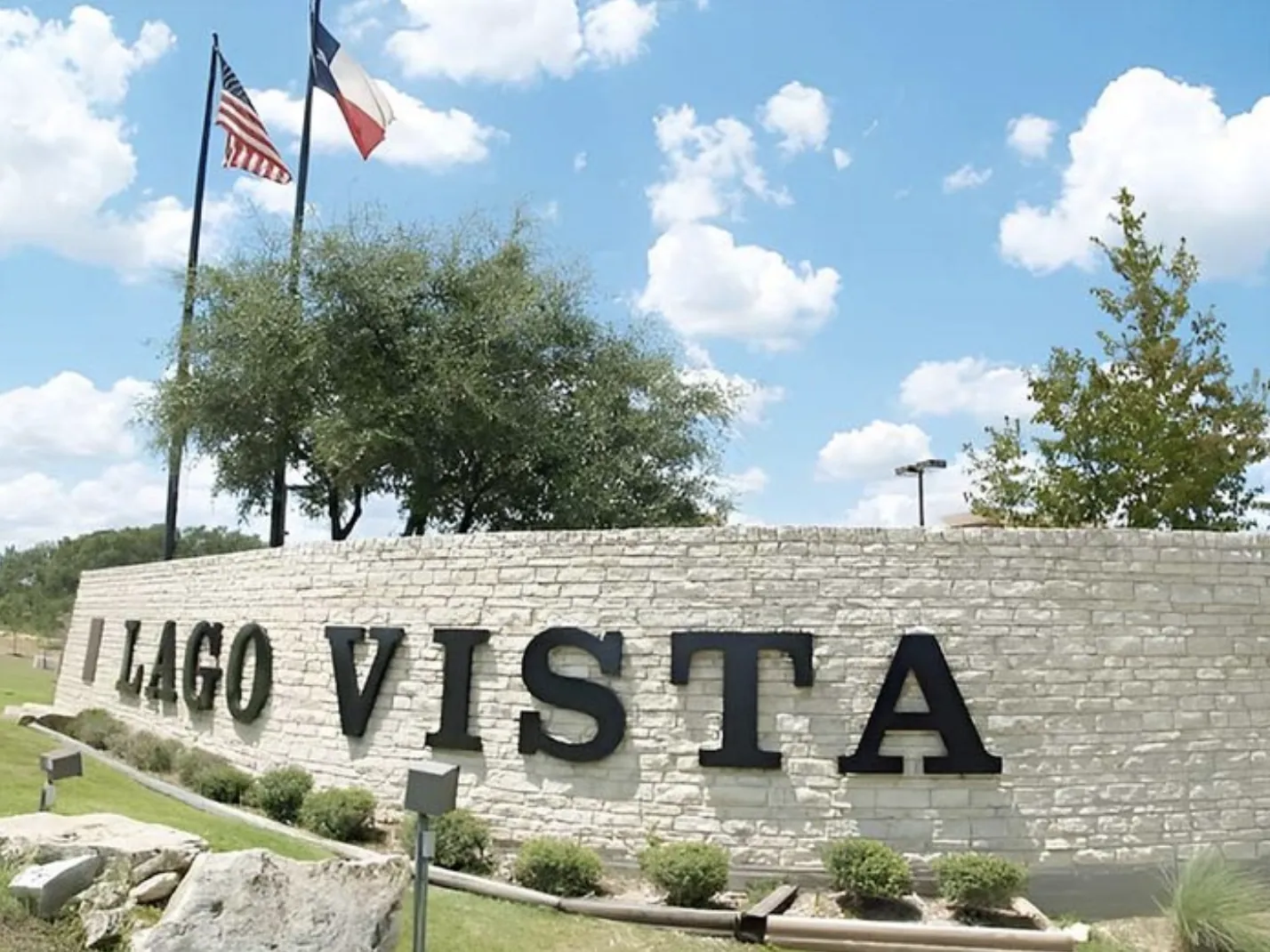 The entrance to Lago Vista